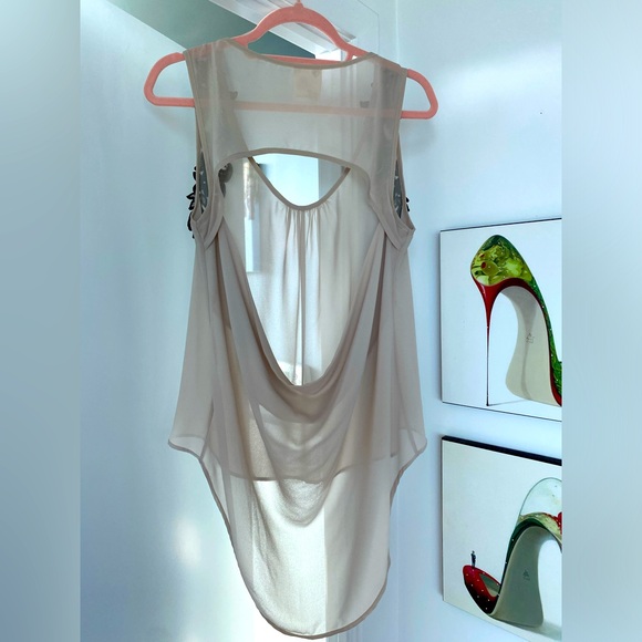 Sheer High-Low Tank with Embroidered Shoulder Detail - Picture 4 of 5